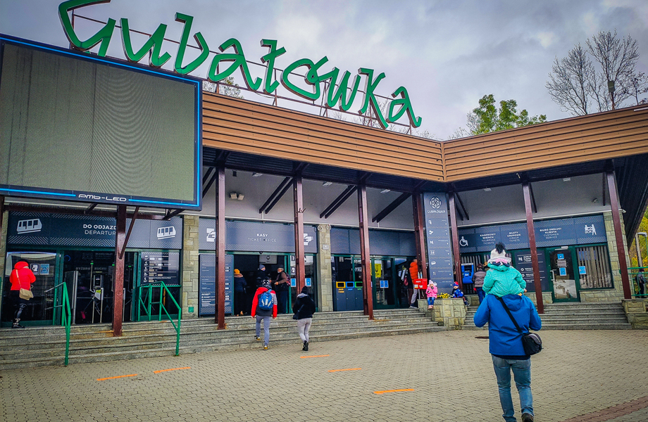 Wejście do kolejki na góbałówkę