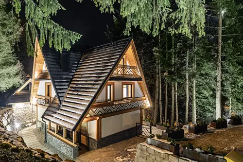 Nocny widok na willę Uroczysko w Kościelisku