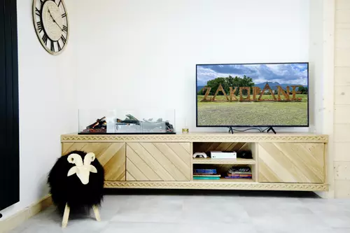 salon willi, telewizor, konsola, kominek